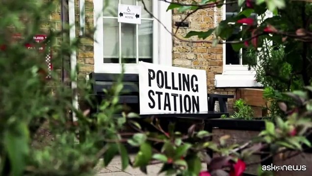 Regno Unito, il voto locale punisce Starmer e premia Farage