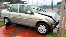 Carro para sobre ciclofaixa após colisão na Avenida Piquiri em Cascavel