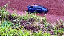 Carro fica destruído após capotar em barranco na BR-277: dois homens ficam feridos