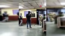Görenler gözlerine inanamadı: Kafasında pala saplıyken hastanede telefonla oynamaya devam etti!