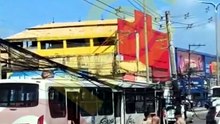 Ônibus bate em poste na Estrada do Coco e causa grande congestionamento