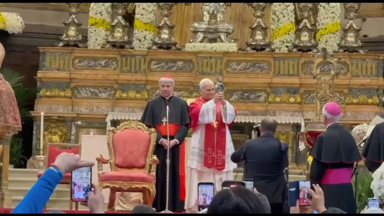 Napoli, il Papa mostra e bacia l'ampolla con il sangue di San Gennaro