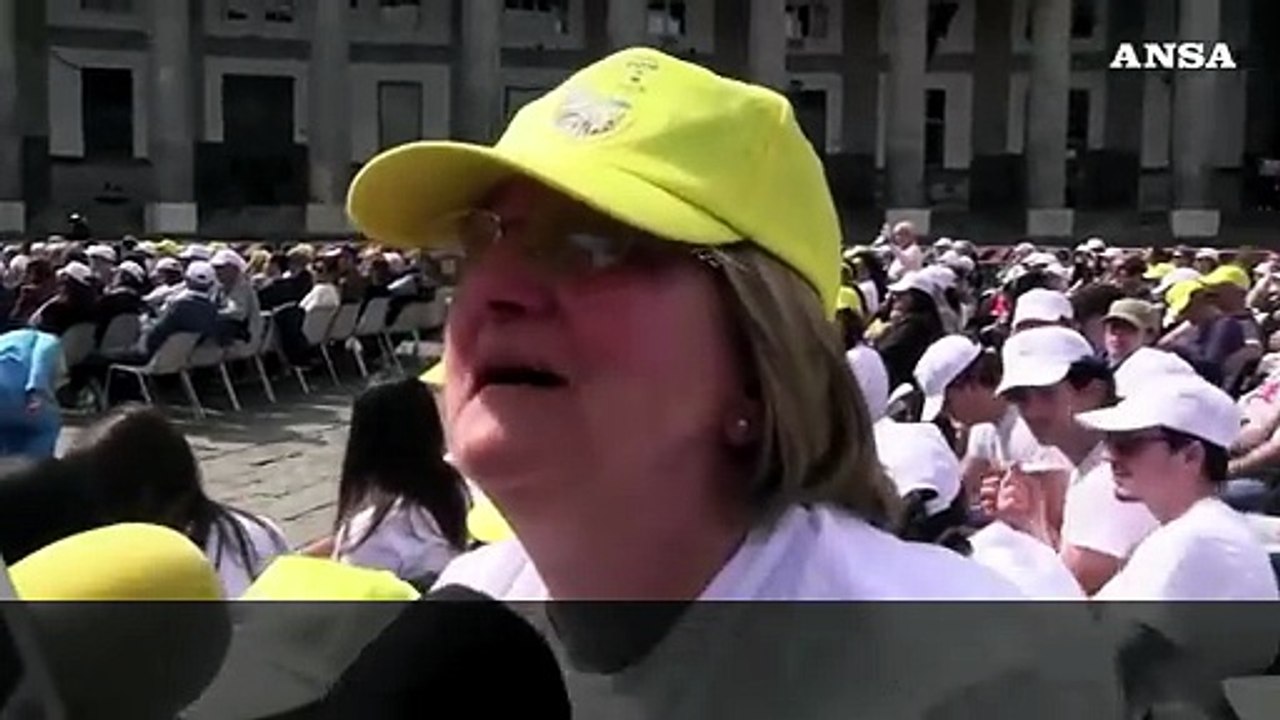 Napoli, le voci dei fedeli in attesa del Papa in piazza Plebiscito