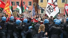 Venezia, il corteo pro Pal alla Biennale forza il cordone di polizia: il video dello scontro