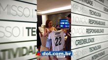 Manu Batidão ganha camisa de presente de Pikachu