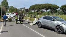 Cecina, ultraleggero caduto sulla strada: l'auto colpita e il velivolo distrutto