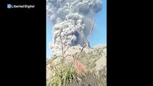 Al menos tres personas han fallecido tras la erupción del volcán Dukono en Indonesia
