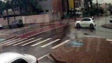 Câmera flagra carro furando preferencial e atingindo motociclista no Maria Luiza