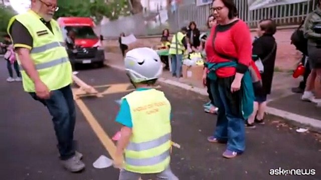Strade scolastiche, bambini in piazza per città più sicure