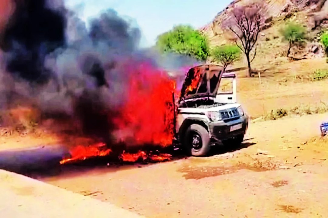 स्कूली बच्चों के वाहन में शॉर्टं सर्किट से लगी आग, ड्राइवर की सतर्कता से बची 10 जाने.... देखें लाइव वीडियो ....