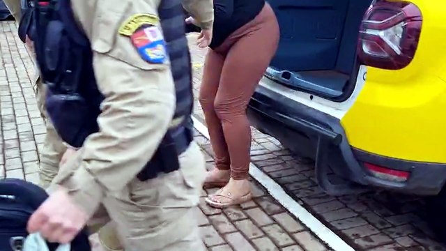 Mulher é presa pela Polícia Militar após furto de roupas em loja de Lindoeste
