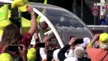 Napoli, l'entusiasmo dei fedeli all'arrivo di papa Leone in piazza Plebiscito