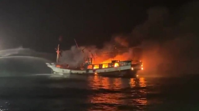 조업하던 어선에서 불...선원 10명 모두 구조 / YTN