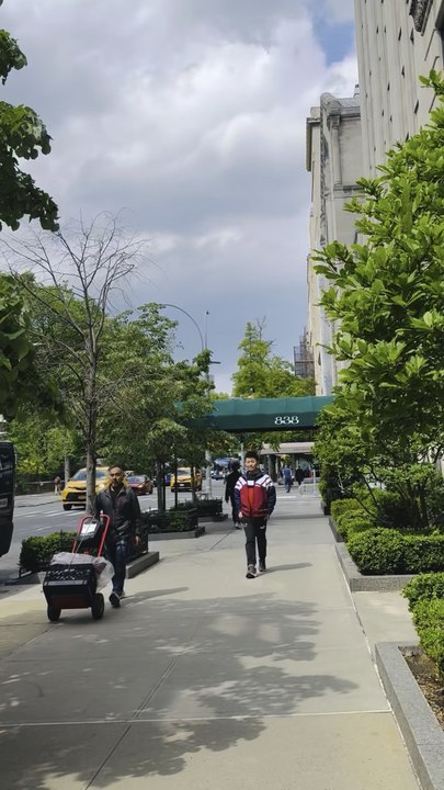 Nelson Wang spent a delightful afternoon on Fifth Avenue in Manhattan. Sun Jing captured this video on May 8, 2026.