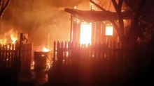 Homem morre carbonizado e mãe não resiste após incêndio destruir casa