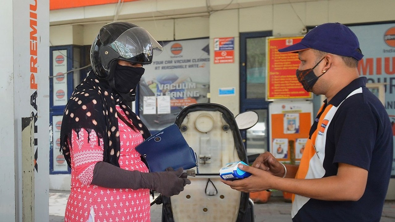 कच्चे तेल में भारी उछाल के बीच भारत में बढ़ सकते हैं पेट्रोल-डीजल के दाम!