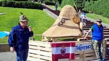 Genova, la scultura del trentino Egidio Petri ammiratissima sulla scalinata dedicata al Milite ignoto