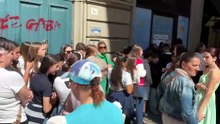 Pisa, apre New Martina: la folla e le prime cover sui cellulari dei fan