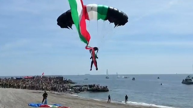 Anche gli Alpini paracadutisti a Genova per l'Adunata nazionale: il video dell'atterraggio sulla spiaggia