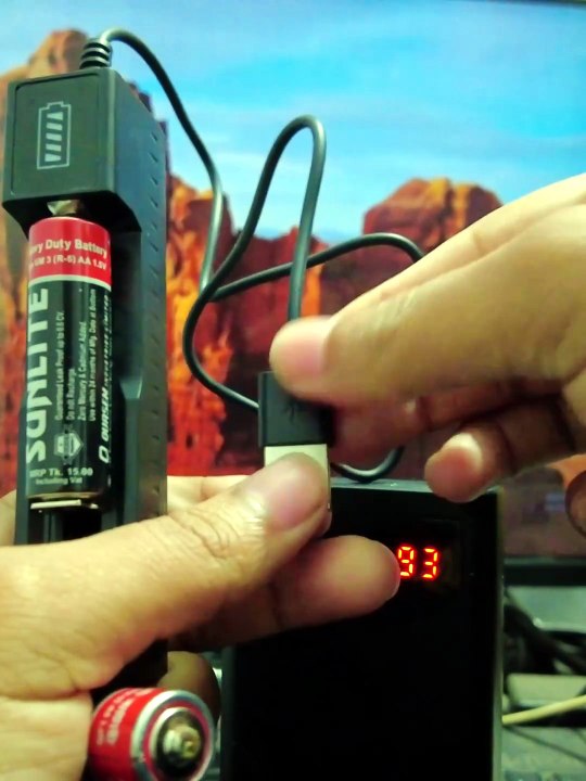 AAA Battery Charger 02
