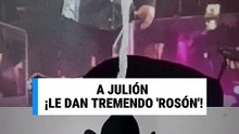 ¡Le aventaron un ramo a Julión Álvarez EN PLENO concierto!