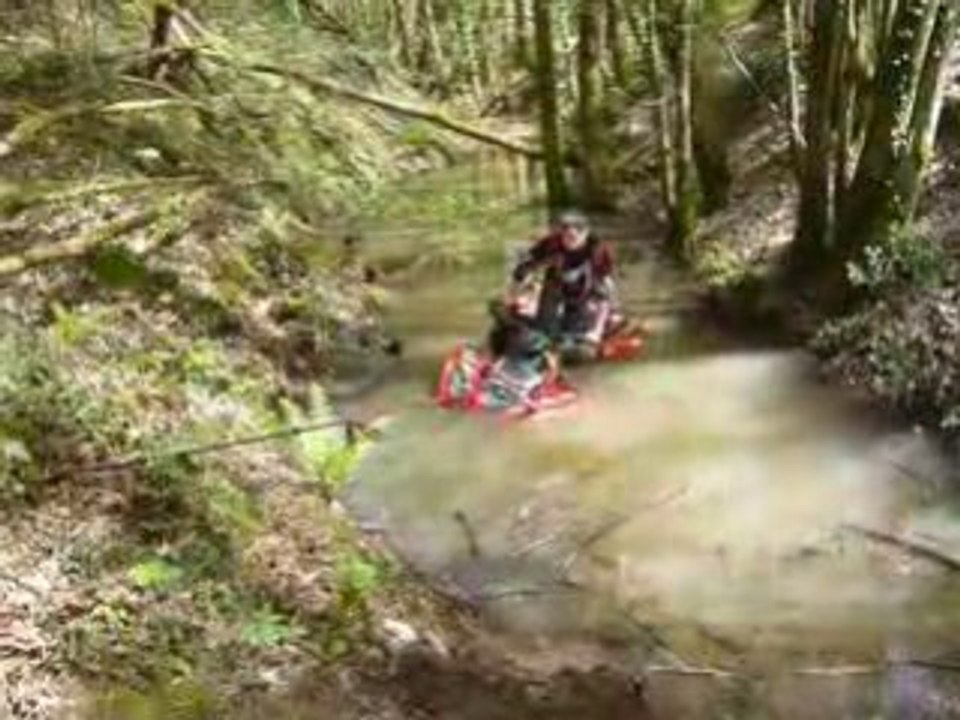 Vince dans l'eau en quad tracté