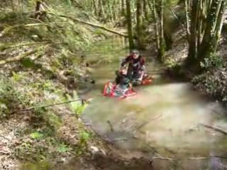 Vince dans l'eau en quad tracté