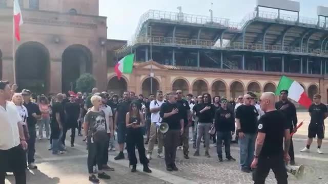 Il video della manifestazione «Remigrazione» a Bologna: la polizia usa gli idranti per disperdere gli antifascisti