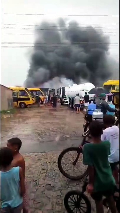Ônibus escolares são completamente destruídos após incêndio em Boca da Mata