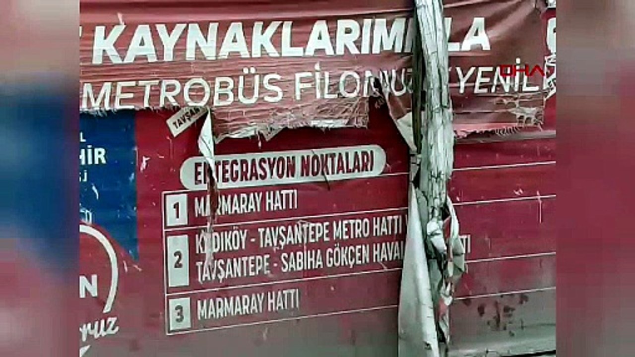 Pendik’te akılalmaz kaza! Kopan afiş motosikletli kadını yere savurdu