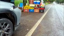 Kwid tomba após forte colisão com Montana no Bairro Neva
