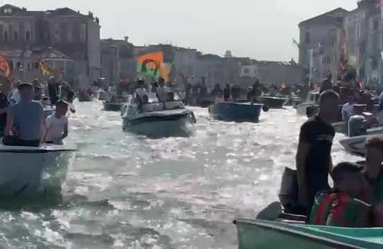 Venezia, corteo lungo il Canal Grande per festeggiare la Serie A