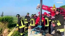 Minivan in un canale, morti il conducente e due giovani lavoratori
