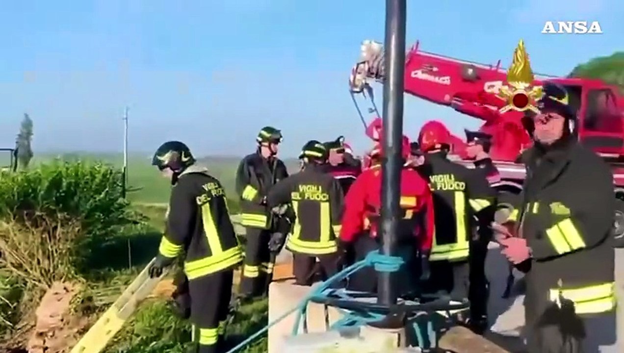 Minivan in un canale, morti il conducente e due giovani lavoratori