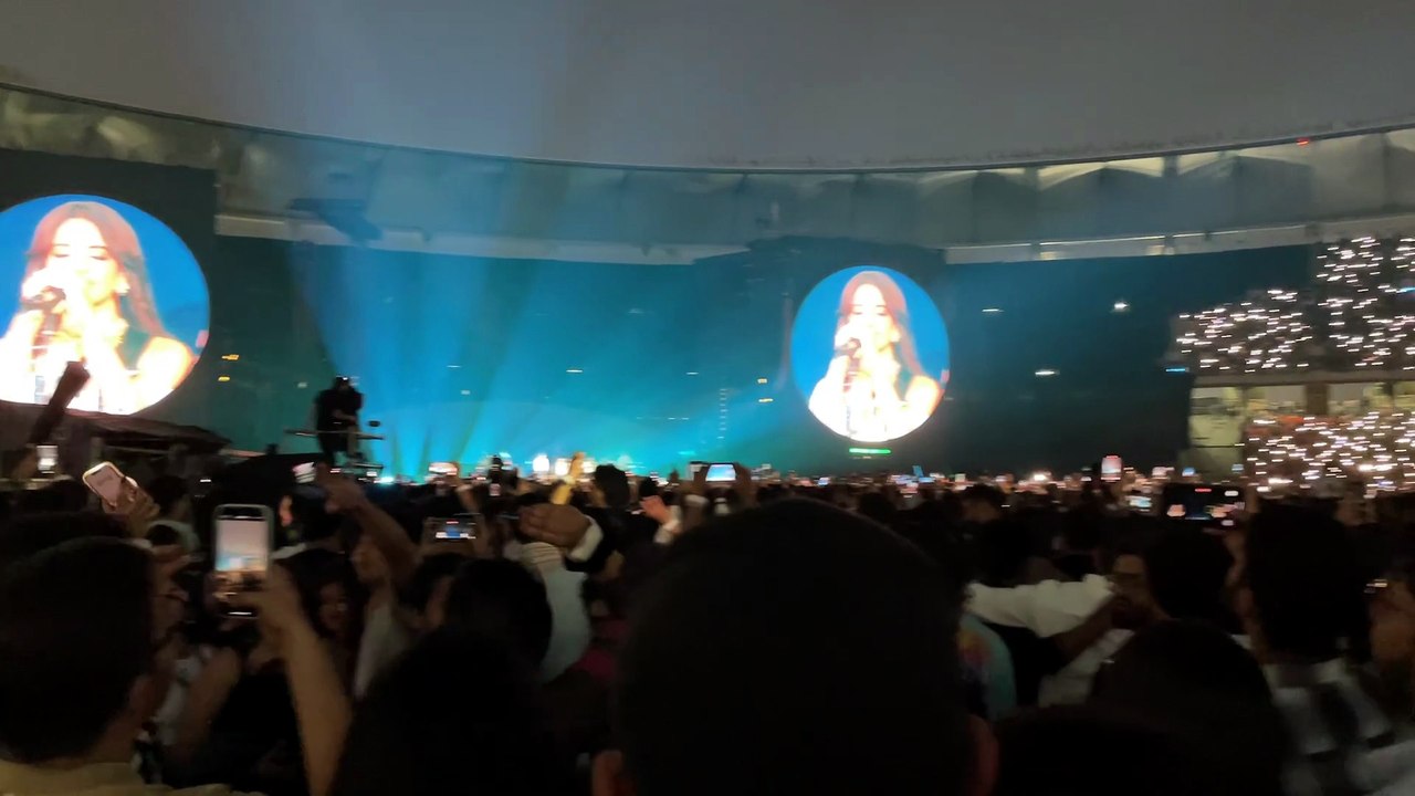 111,989 People Sang Kho Gaye Hum Kahan with Jasleen Royal at Coldplay 😭💙