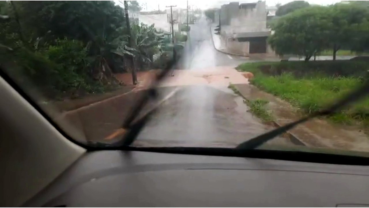 Chuva alaga via no Interlagos novamente; Prefeitura de Apucarana anuncia troca de tubulação