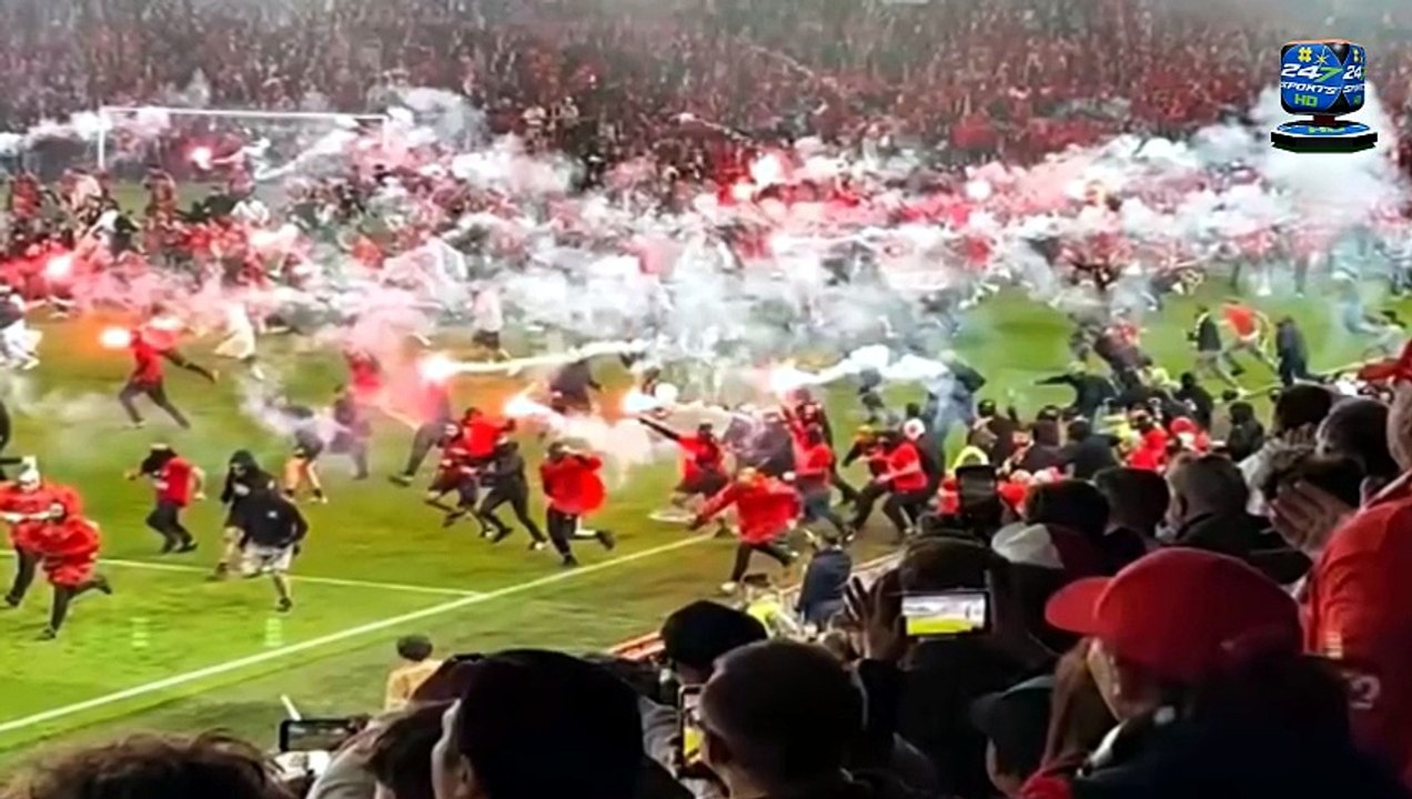 Crazy moment hundreds of Slavia Prague fans invade pitch and ‘ATTACK’ rival keeper as clash abandoned in final seconds