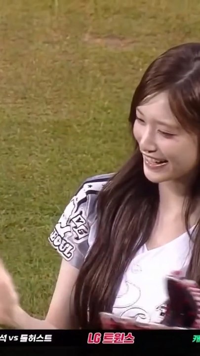 Chan Ho Park Gets NAILED by Leeseo’s First Pitch
