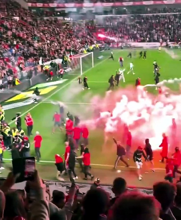 Caos nel derby di Praga! Invasione degli ultras dello Slavia: aggrediti tifosi e giocatori ospiti