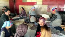 Annelerinden uzaktaki gençler, serada ve tandır başındaki annelere karanfille sürpriz yaptı