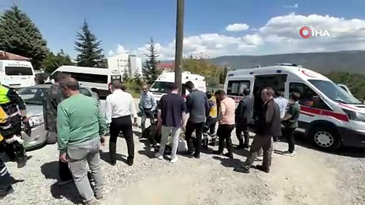 Motosiklet ile otomobil çarpıştı: 2 yaralı