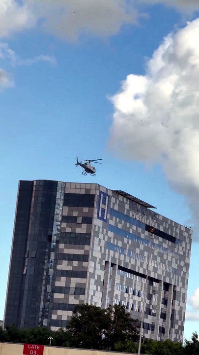 Atterrissage spectaculaire d'un hélicoptère sur le toit de l'hôpital de Nairobi