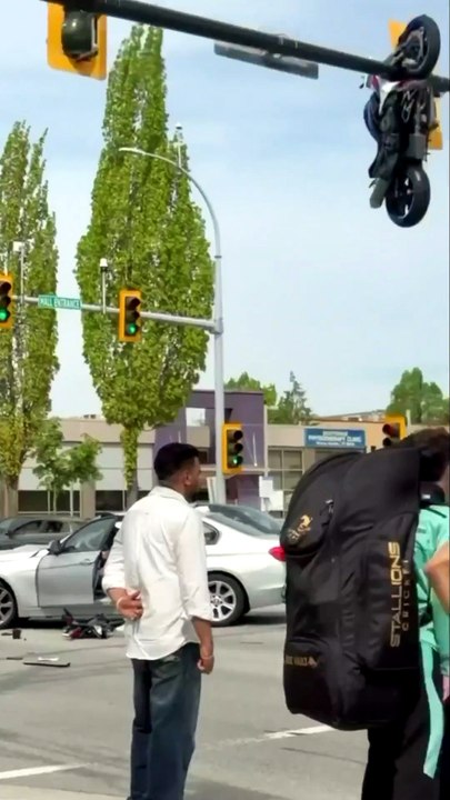 🏍️ Une moto suspendue à un feu tricolore après un accident