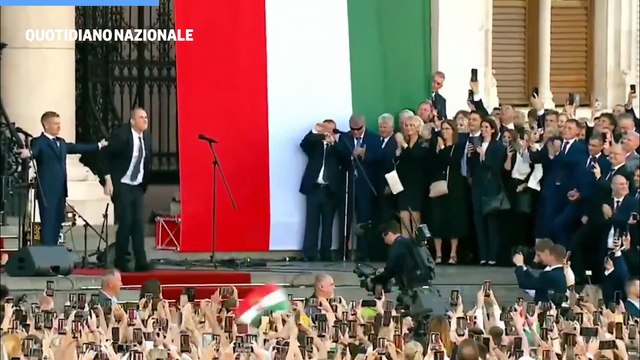 Il ballo scatenato del ministro ungherese Zsolt Hegedus