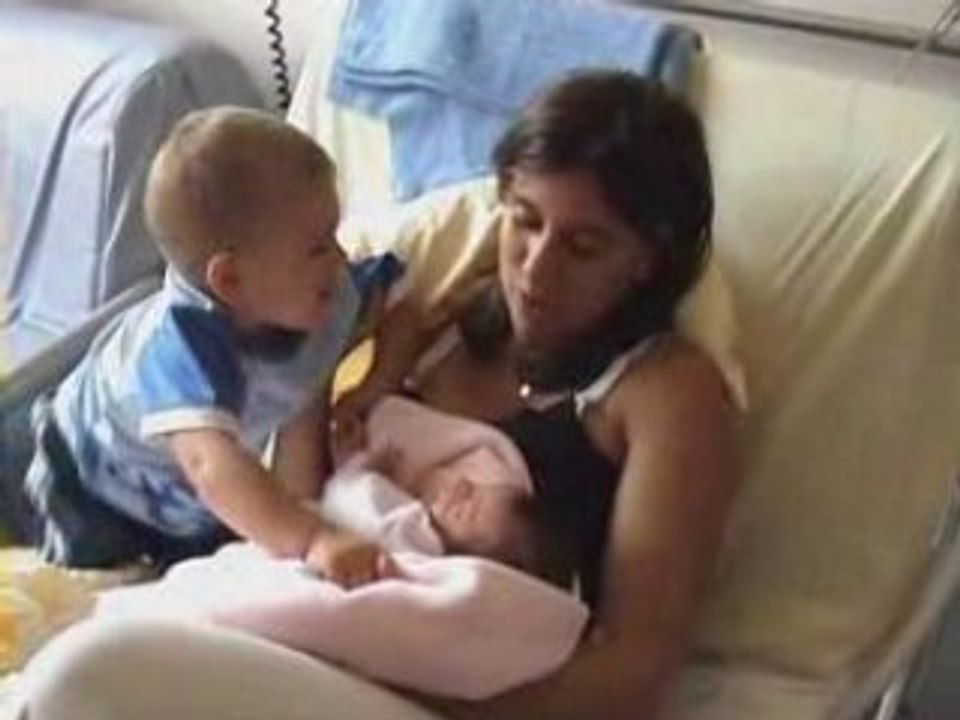Alice et lucas premier calin!!