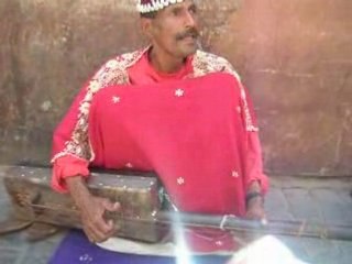 gnawa jouant du guembri à marrakech
