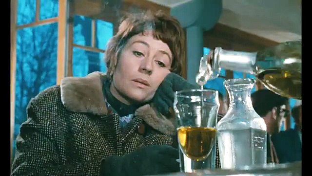 Elle boit pas, elle fume pas, elle drague pas, mais… elle cause Bande-annonce (FR)