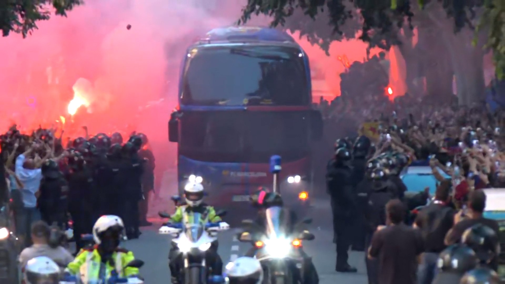 El ambiente previo al cl�sico entre FC Barcelona y Real Madrid CF ha estado marcado por la tensi�n y los incidentes en los alrededores del Spotify Camp Nou. Ambos equipos ya se encuentran en el estadio para disputar un partido clave que podr�a dar el t�tulo de Liga al conjunto blaugrana.

Miles de aficionados se concentraron horas antes del encuentro para recibir a los equipos, aunque el ambiente se fue calentando con insultos, lanzamiento de objetos y bengalas. Los incidentes no afectaron �nicamente al autob�s del Real Madrid, ya que tambi�n el veh�culo del FC Barcelona sufri� da�os durante su llegada al estadio.

En medio del humo y la confusi�n generada por las bengalas, varios seguidores blaugranas lanzaron objetos contra el propio autob�s de su equipo. Algunos impactos provocaron agujeros y desperfectos en las lunas del veh�culo donde viajaban los jugadores del Bar�a.

La seguridad tuvo que intervenir r�pidamente para controlar la situaci�n y evitar que los altercados fueran a m�s antes del inicio de uno de los cl�sicos m�s importantes de la temporada en LaLiga.