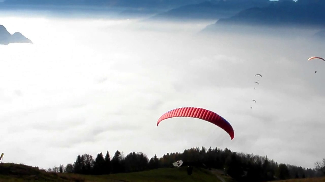 Parapente à Villeneuve au dessus des nuages