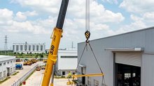 Watch a powerful 330-ton crane lift a massive generator with incredible precision! 🏗️⚡